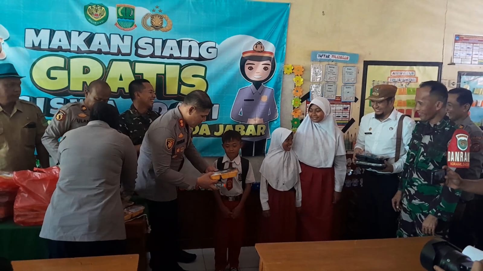 Gandeng Ahli Gizi, Polres Karawang Beri Makan Siang Gratis Bagi Ratusan Siswa SDN Gombongsari