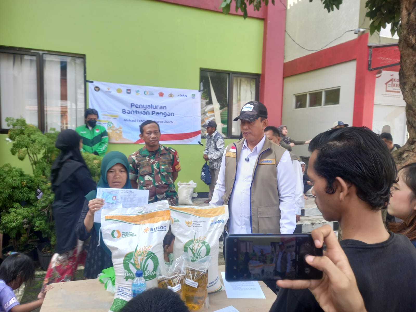 Dirut Bulog Tinjau Penyaluran Bantuan Pangan di Bantar Gebang