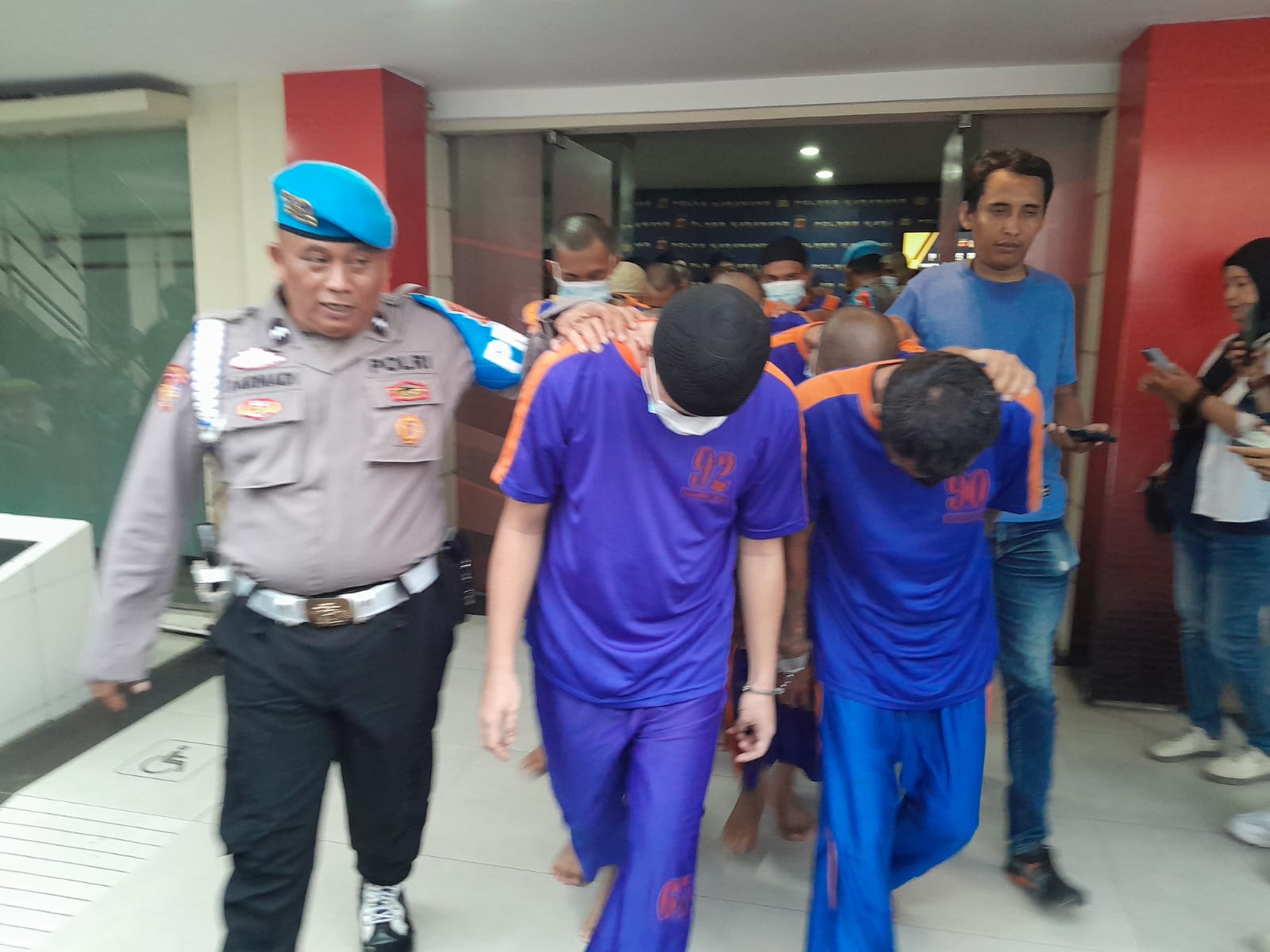 Puluhan Tersangka Kasus Narkoba Digiring ke Kantor Polisi, Empat Diantaranya Residivis