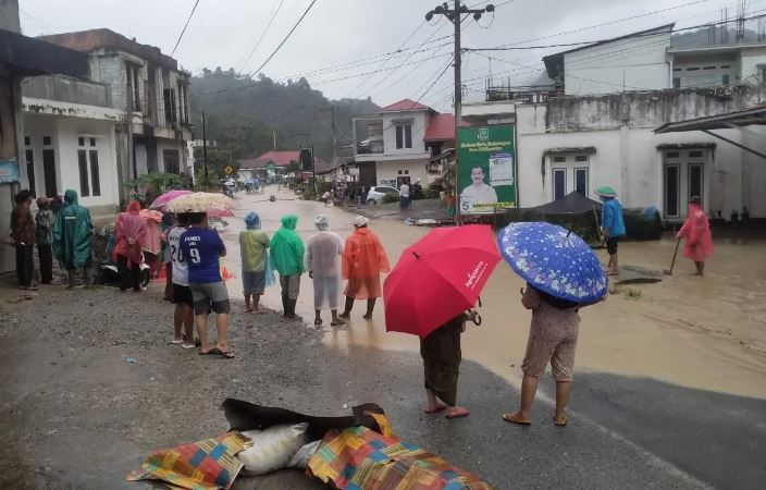 Belasan Ribu Warga Kerinci Terdampak Banjir, Air Masih Menggenang Disejumlah Jalan