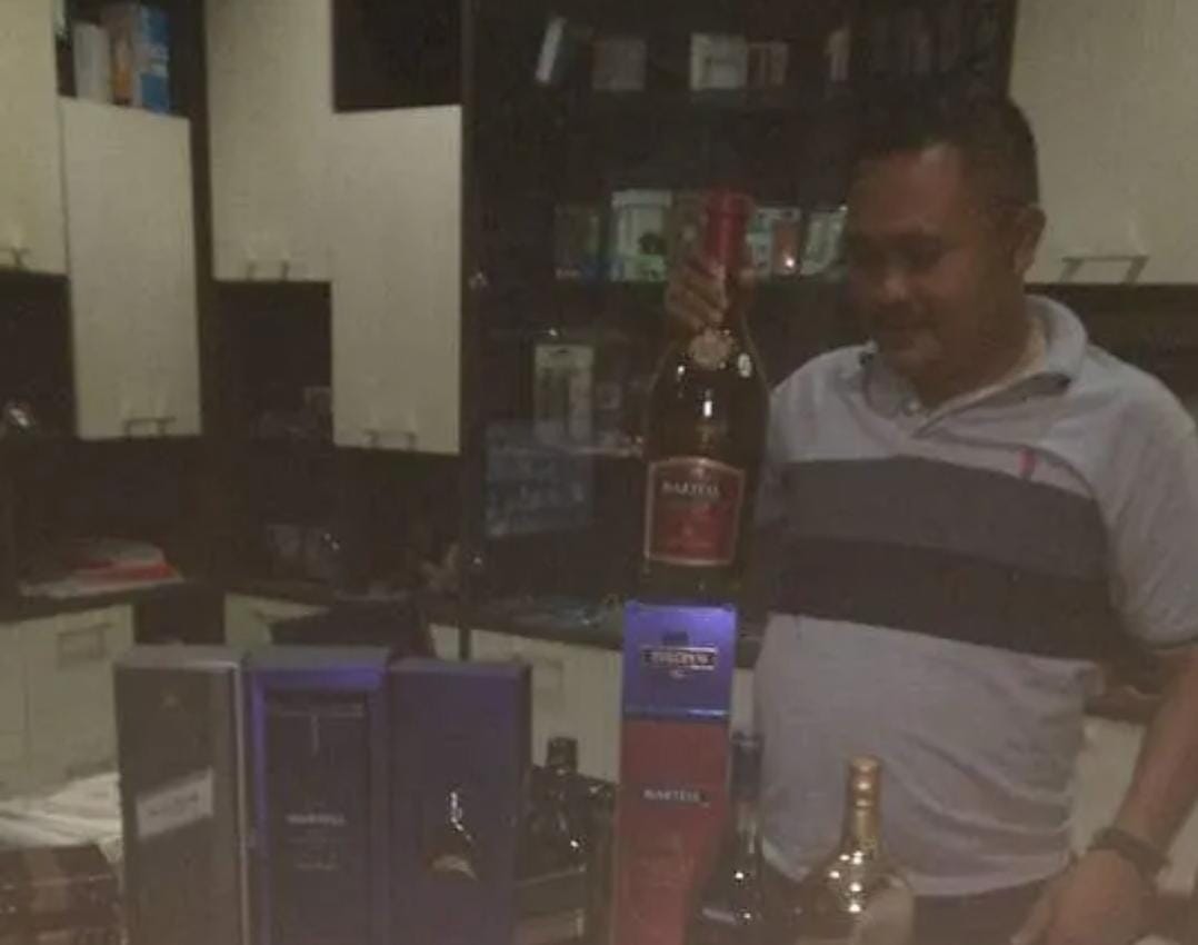 Cek Fakta: Viral Foto 'Jadul' Calon Wakil Bupati Karawang Memegang Botol Miras, Tenyata Lagi Tugas Razia