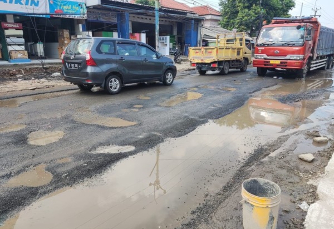 Jalan Rusak Parah di Cikarang: Gubernur Jawa Barat Dedi Mulyadi Siap Evaluasi Izin Galian