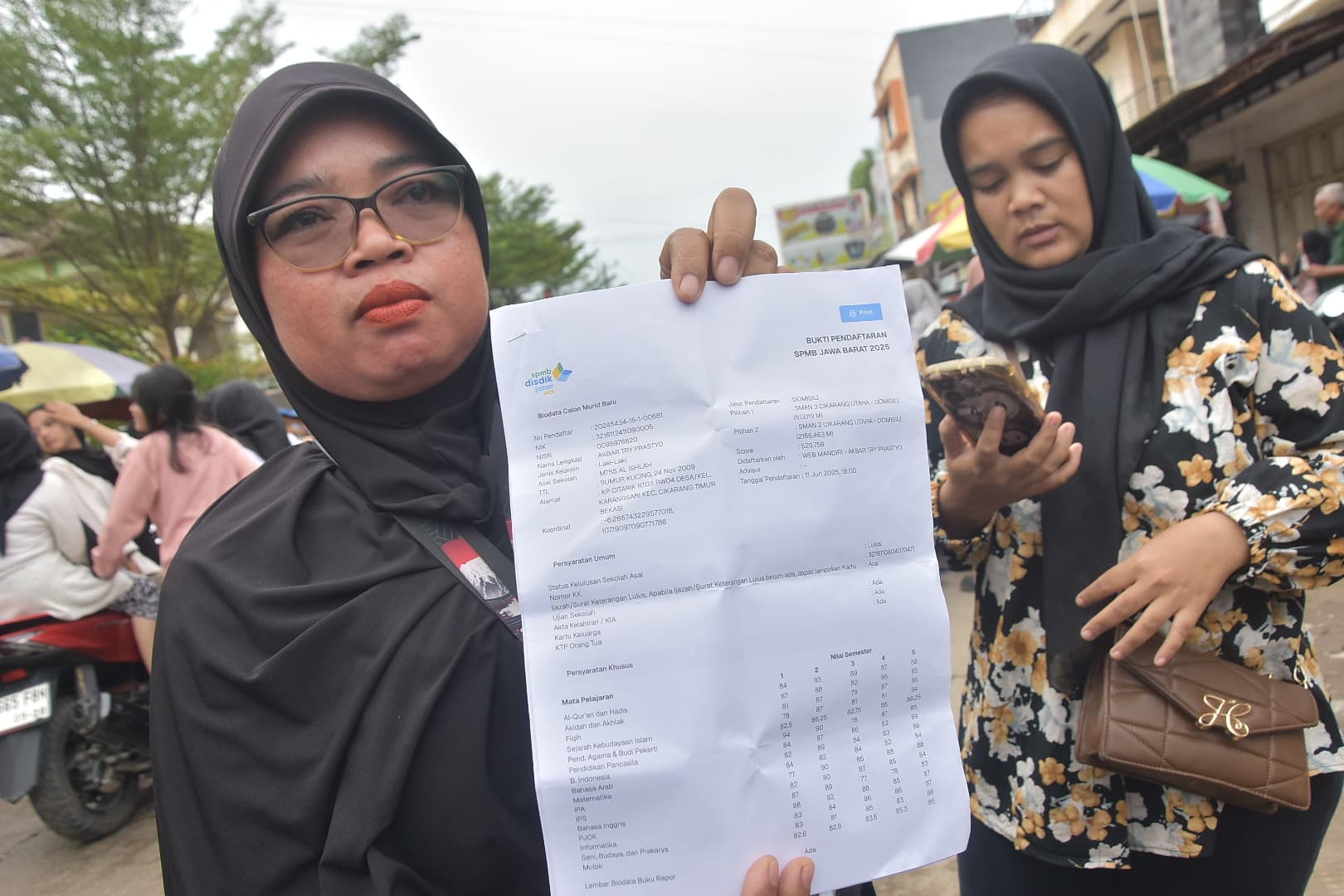 Emak-emak Teriak Titipan Jalur Domisili SMAN 3 Cikarang Utara, KDM Diminta Turun Tangan