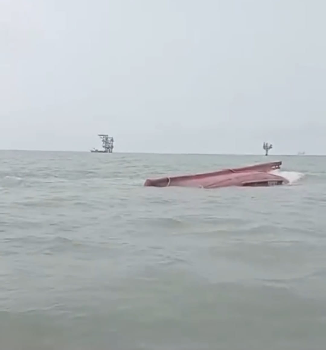 Kapal Nelayan Asal Pelabuhan Perikanan Muara Angke Tenggelam di Pantai Karawang, 1 Nahkoda dan 9 ABK Selamat