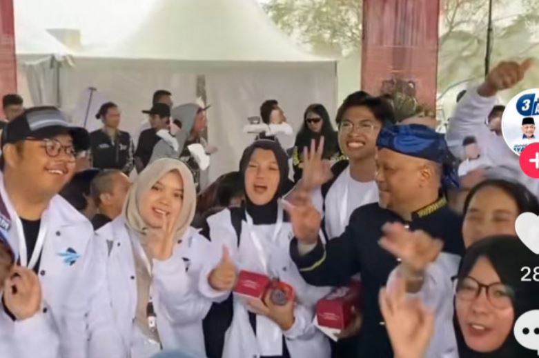 Bikin Heboh Medsos! Aksi Emak-emak Pendukung ASIH Joget Lagu Coblos Botakna Sampe Viral di TikTok