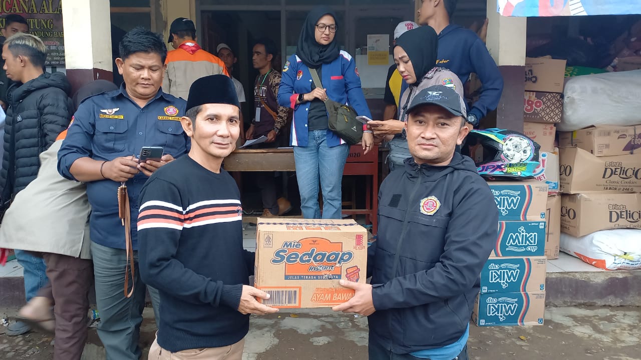 Buka Posko Trauma 'Healing' dan Serahkan Bantuan, Ujang Rohman Harapkan Wargi Cipongkor Kembali Bersinar