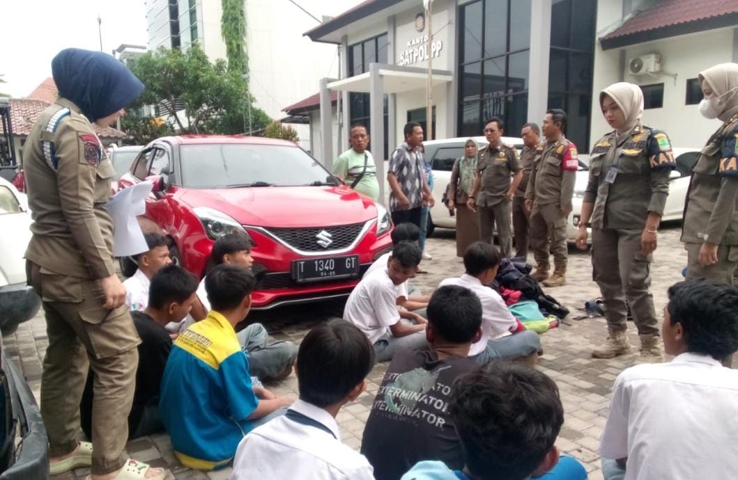 Satpol PP Karawang Berhasil Gagalkan Tawuran Antar SMK Swasta, 16 Pelajar Diamankan