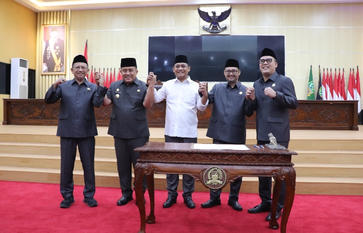 DPRD Kabupaten Bekasi Tetapkan Ade Kuswara Kunang dan Asep Surya Atmaja Jadi Bupati-Wabup Terpilih 2025-2030