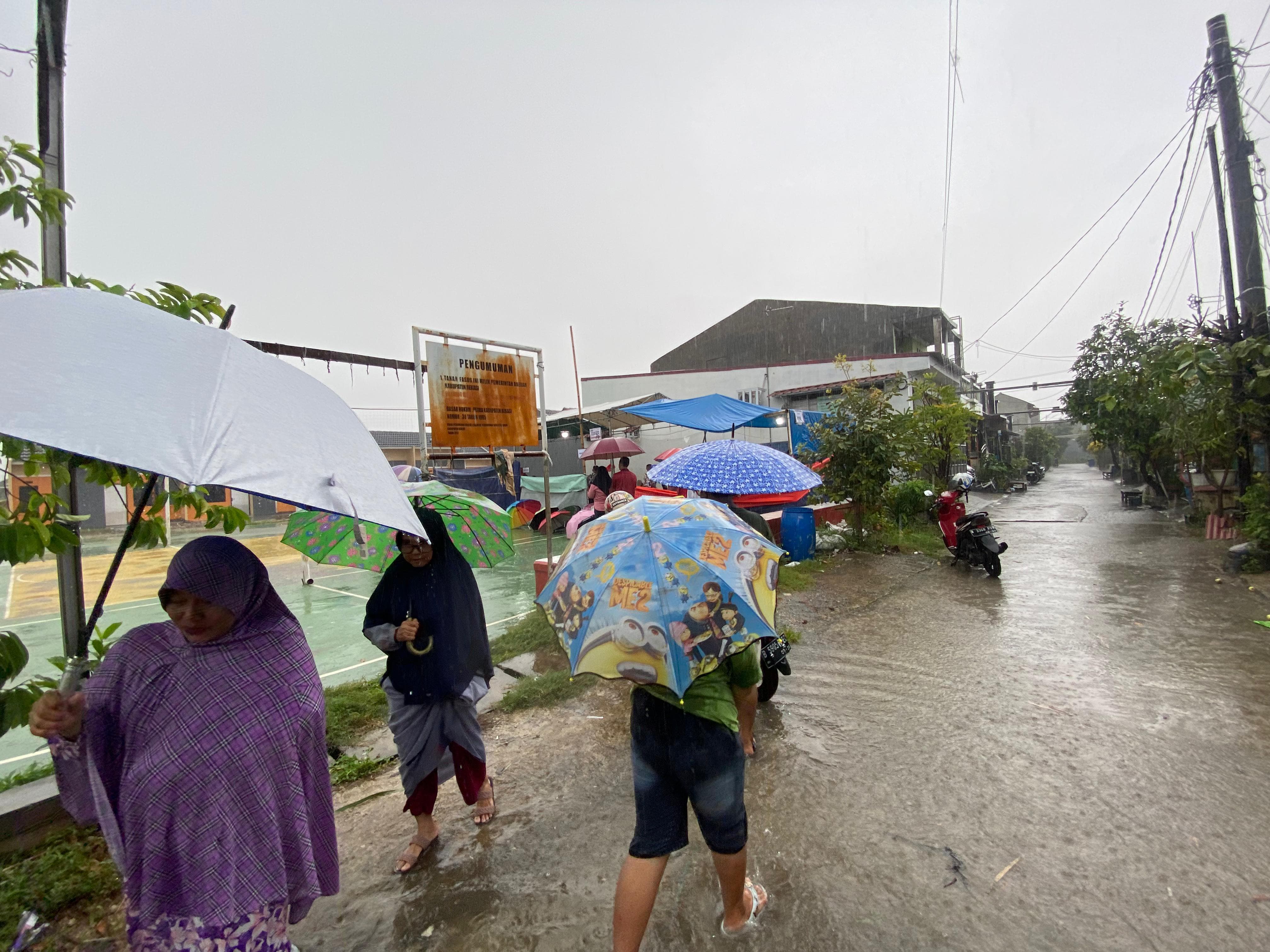 Puluhan TPS di Desa Karangraharja Kabupaten Bekasi Diguyur Hujan Deras