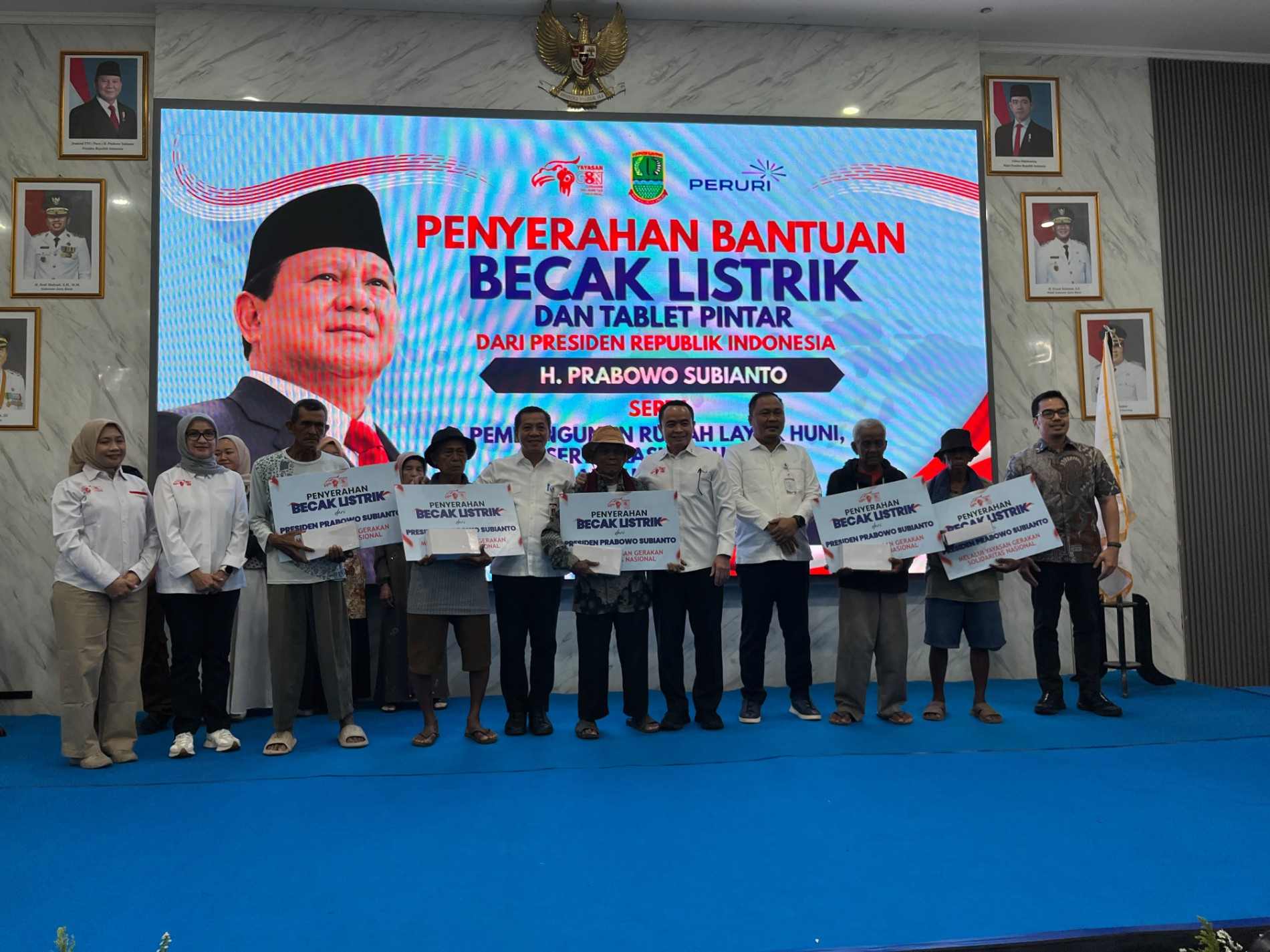 220 Penarik Becak Lansia Karawang Terima Becak Listrik Bantuan Presiden Prabowo