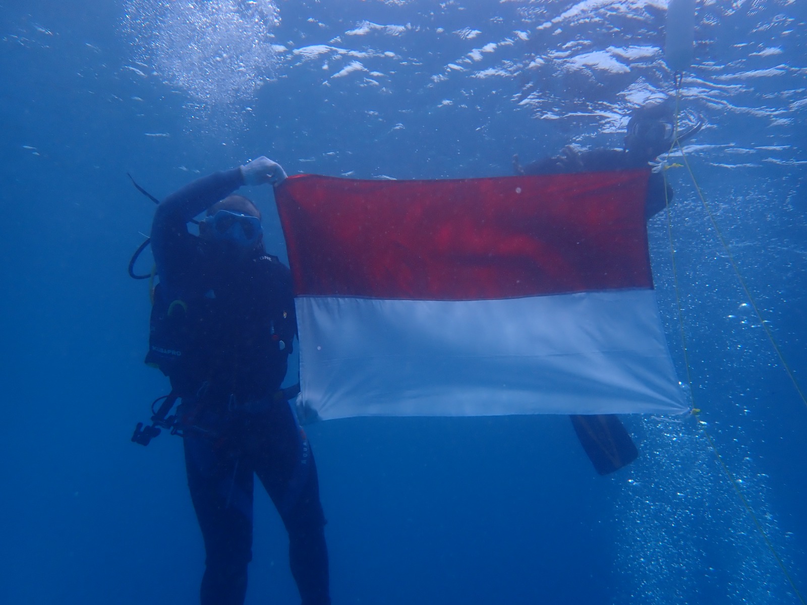 Bendera Merah Putih Berkibar di Bawah Laut Pulau Bando