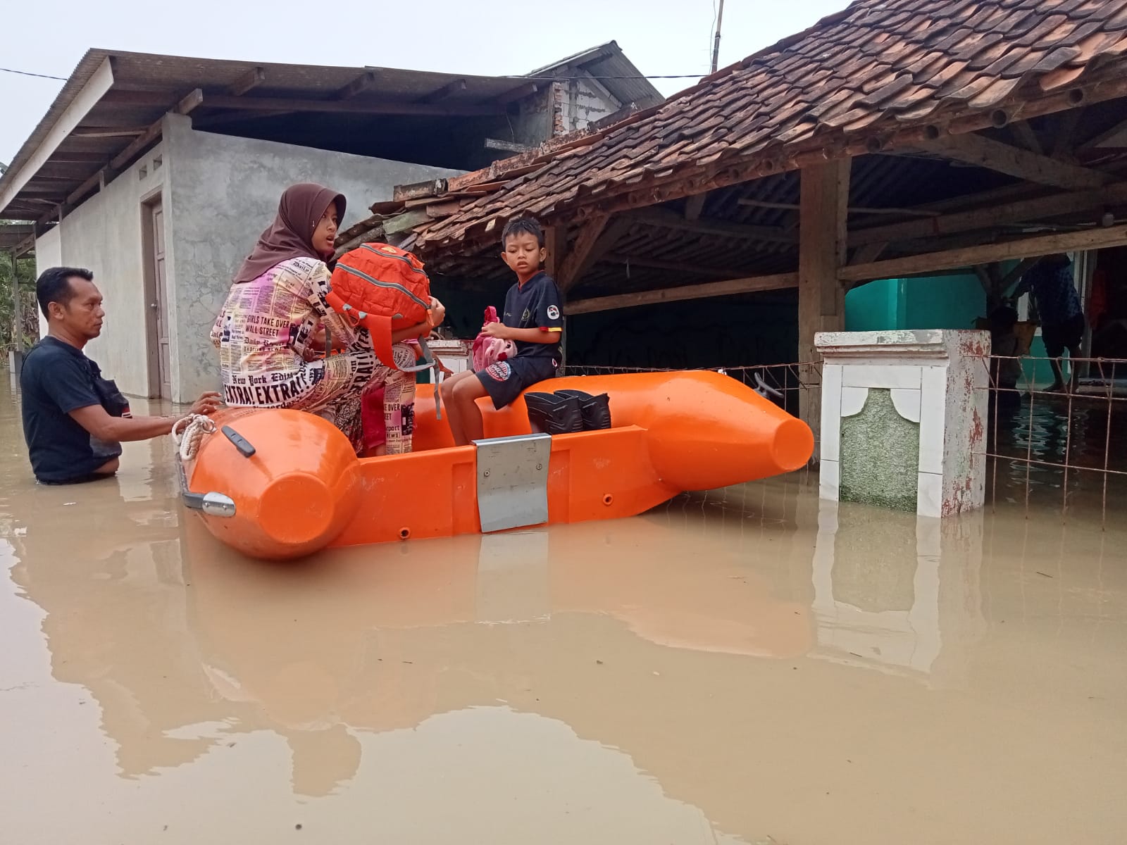 Luapan Sungai Citarum-Cibeet, Karangligar Kebanjiran Lagi, Satu Warga Tewas Tersetrum