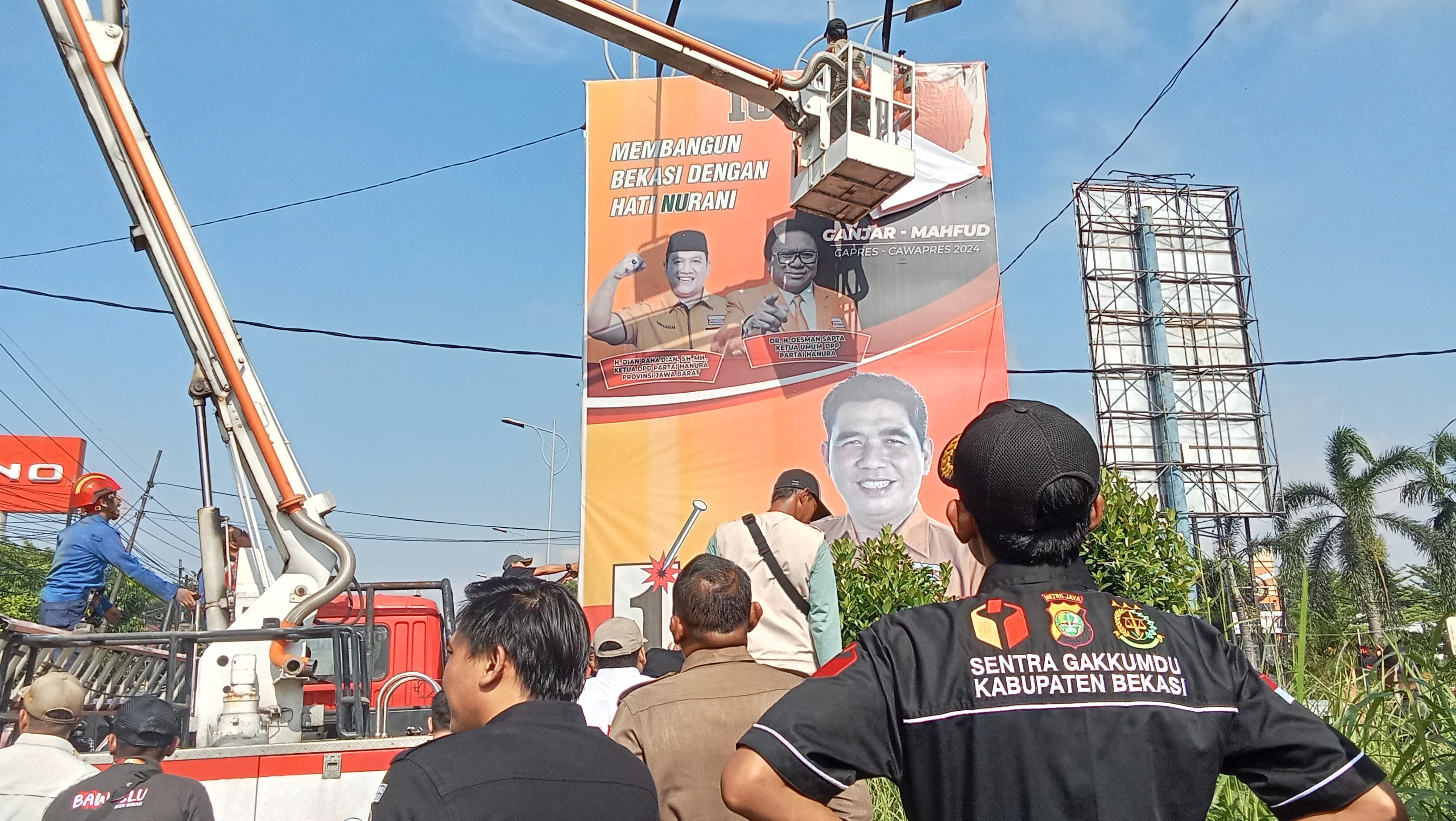 Masa Tenang Pemilu 2024, Ratusan Personel Gabungan Dikerahkan untuk Turunkan APK di Kabupaten Bekasi