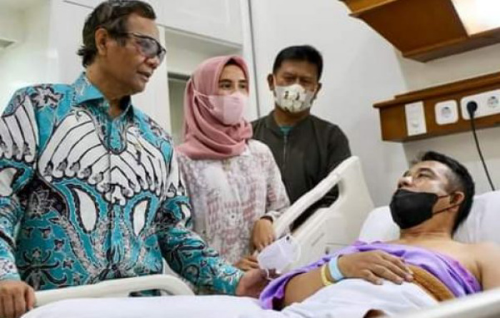 Besuk Korban Bom Bunuh Diri Bandung, Mahfud: Teroris Semua Penganut Agama