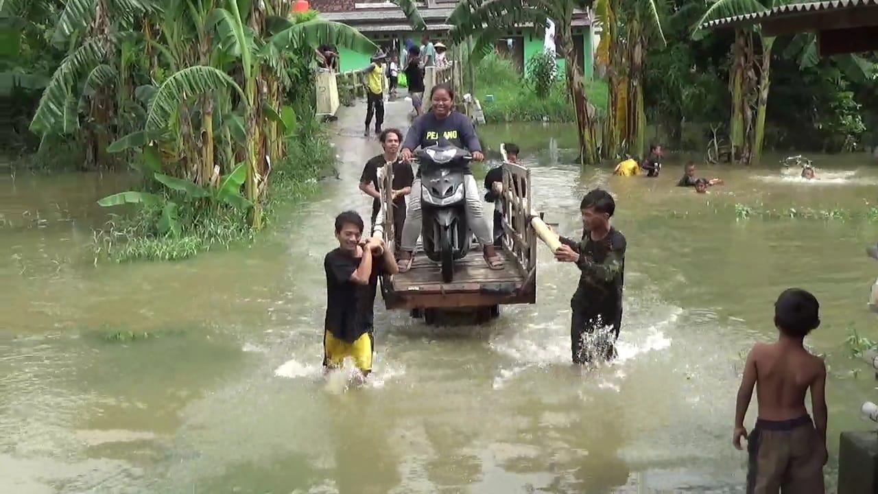Sediakan Jasa Ojek Gerobak, Sejumlah Pemuda di Kabupaten Bekasi Bantu Pengendara yang Ingin Menerobos Banjir