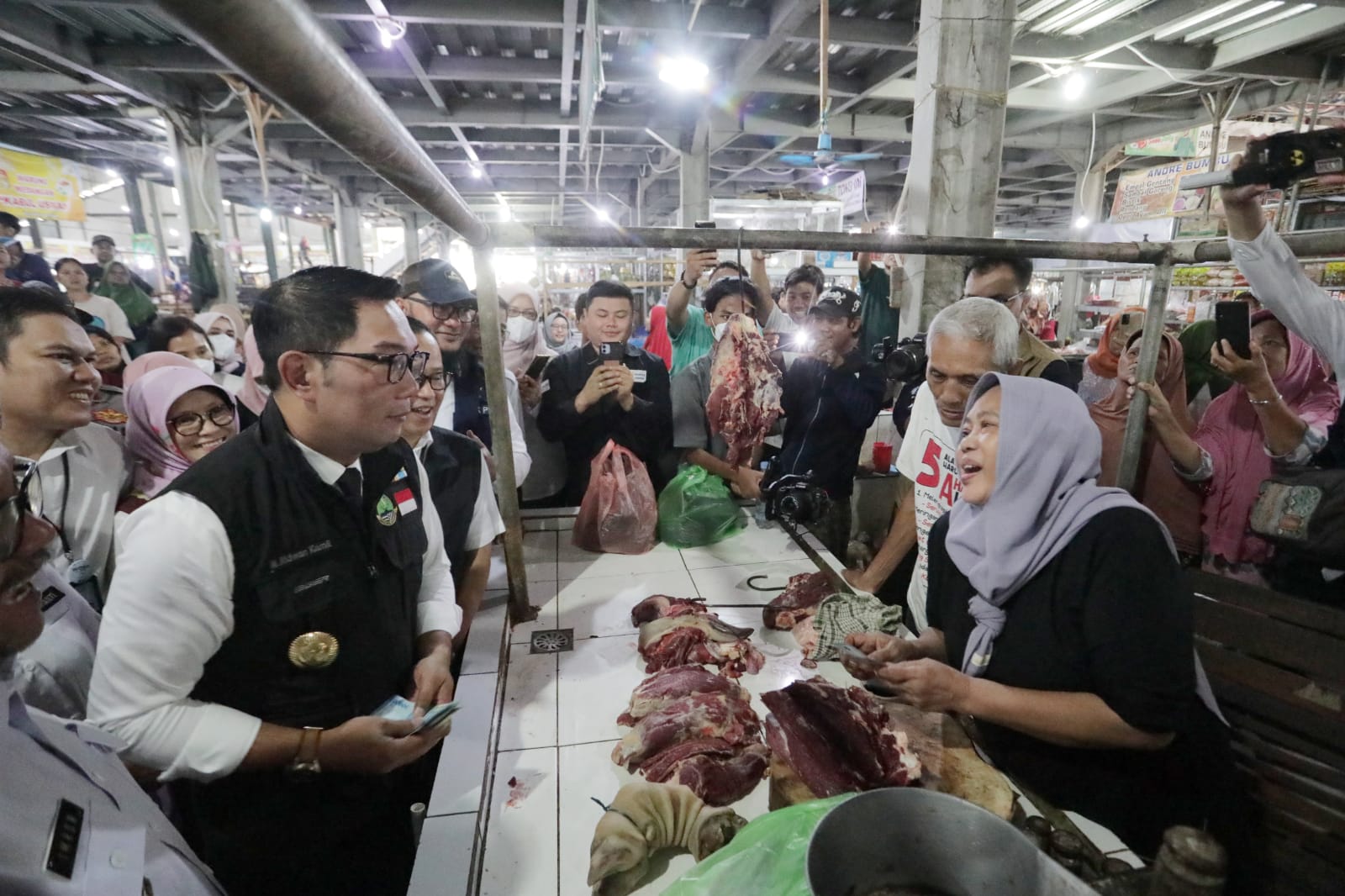 Tinjau Pasar Pasalaran Cirebon, RK : Harga Bawang Merah Naik