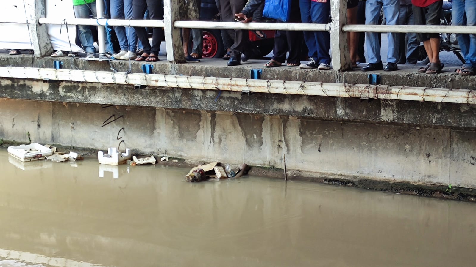 Mayat Ngambang di Jembatan Inspeksi Kalimalang Depan Grand Metropolitan Mall Kota Bekasi