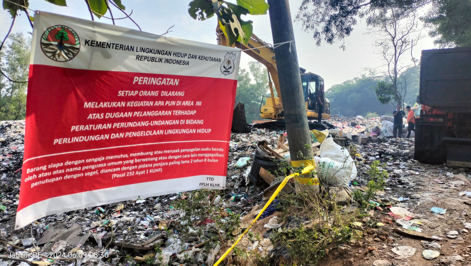 KLHK Tutup dan Segel Tempat Pembuangan Sampah ilegal di Kampung Pagadungan Serang Baru