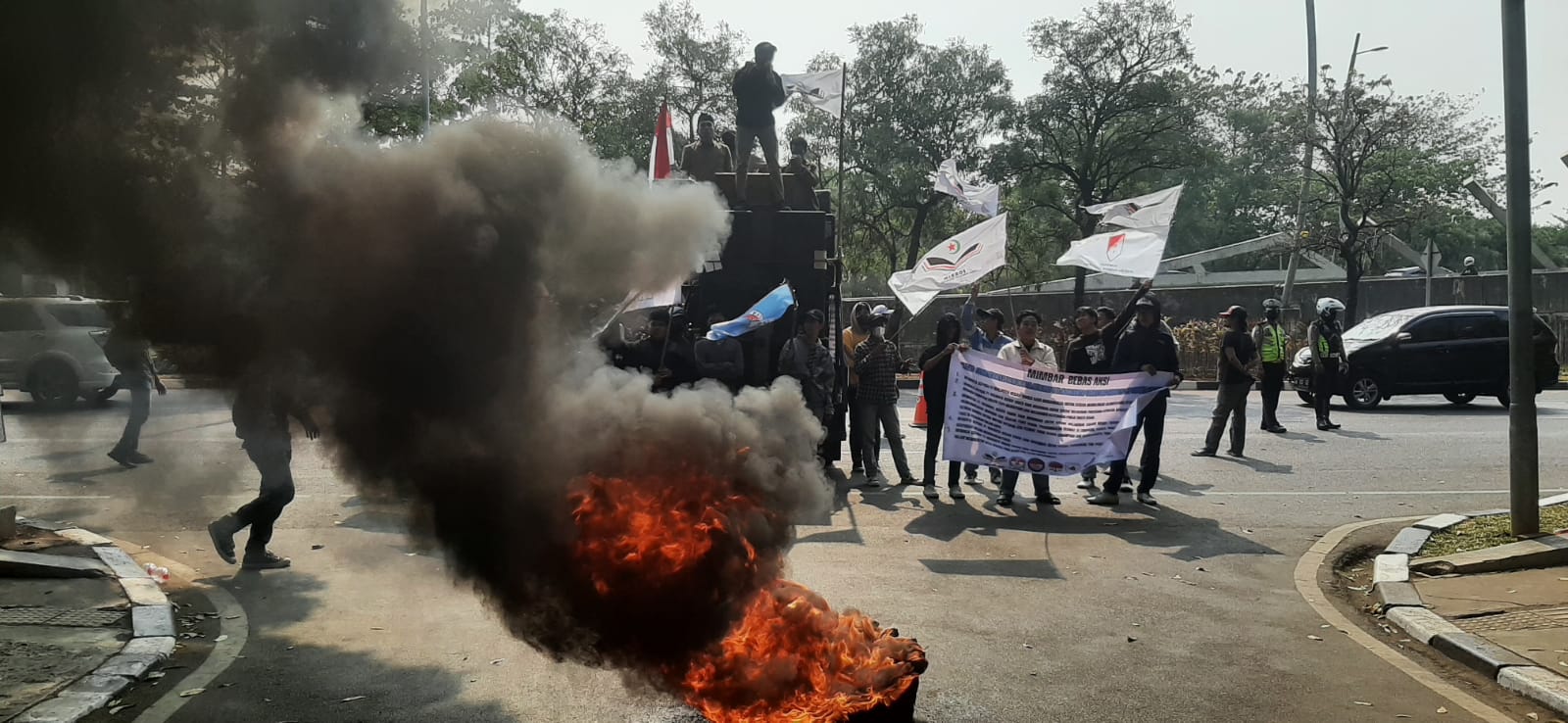 Pj Wali Kota Bekasi Disambut Mimbar Bebas Gabungan Organisasi, Membawa 5 Tuntutan