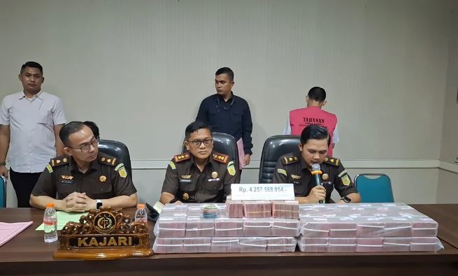 Ungkap Kasus Korupsi Pupuk Subsidi 14M, Kejari Karawang Tangkap Mantan GM Pupuk Kujang-Manager PT ATS