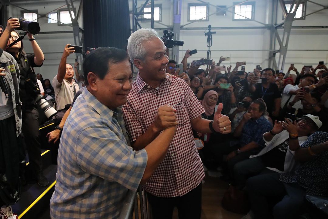 Prabowo dan Ganjar Foto Bersama Satu Komando Bersaing Sehat