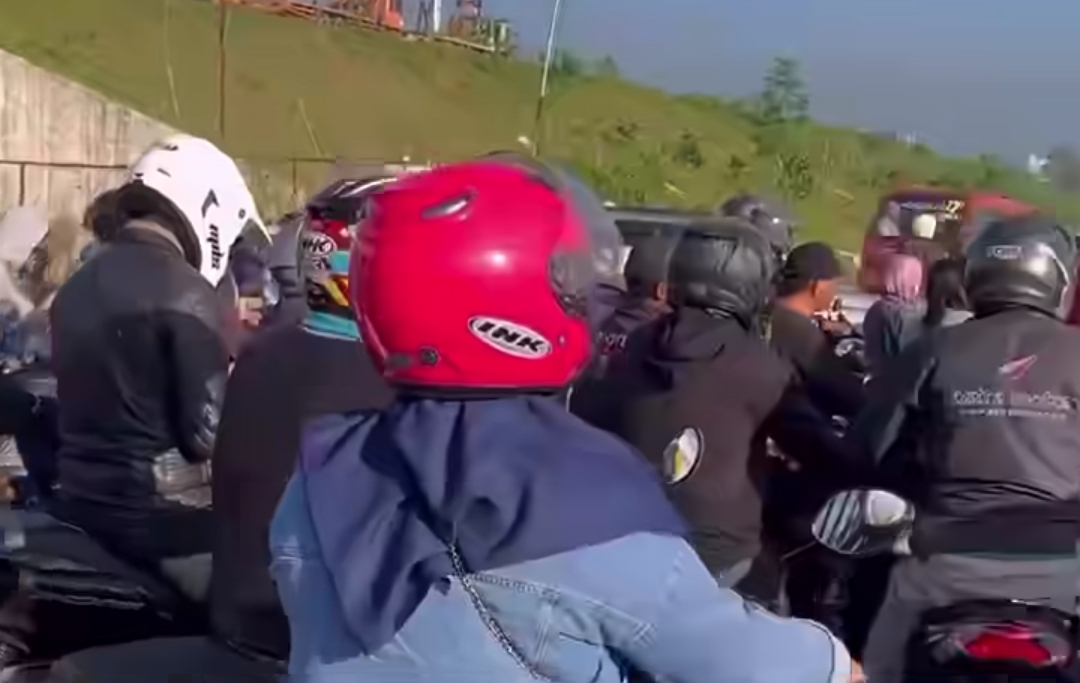 Parah! Underpass Tol Japek Selatan 2 Jadi Ajang Saling Serobot, Jadi Macet Total 