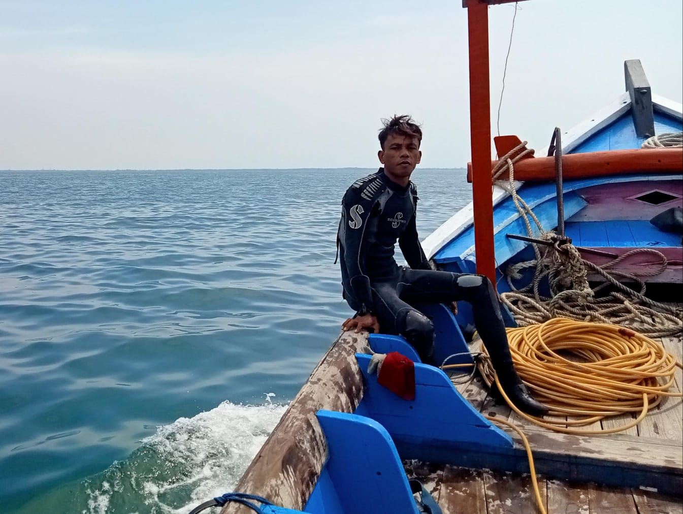 Jaring Tak Terlihat di Tengah Ombak: Nelayan, Laut, dan Rasa Aman