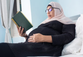 5 Manfaat Membaca Al Quran Saat Ramadhan Terutama Bagi Ibu Hamil