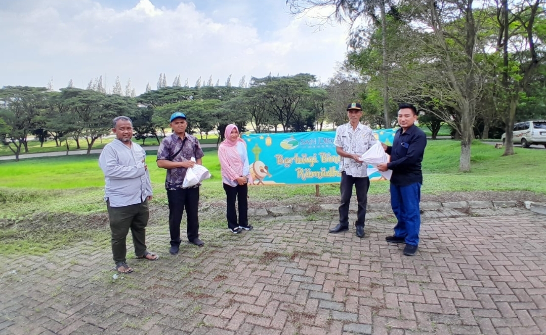 San Diego Hills Karawang Salurkan 400 Paket Lebaran untuk Warga Sekitar