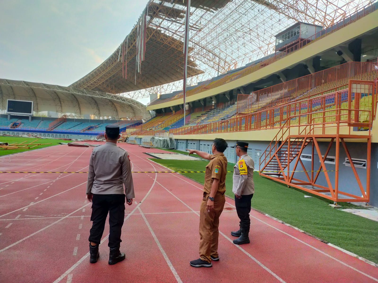 Viral Video Hujan Deras Disertai Angin Kencang Buat Atap Stadion Wibawa Mukti Terbang dan Roboh