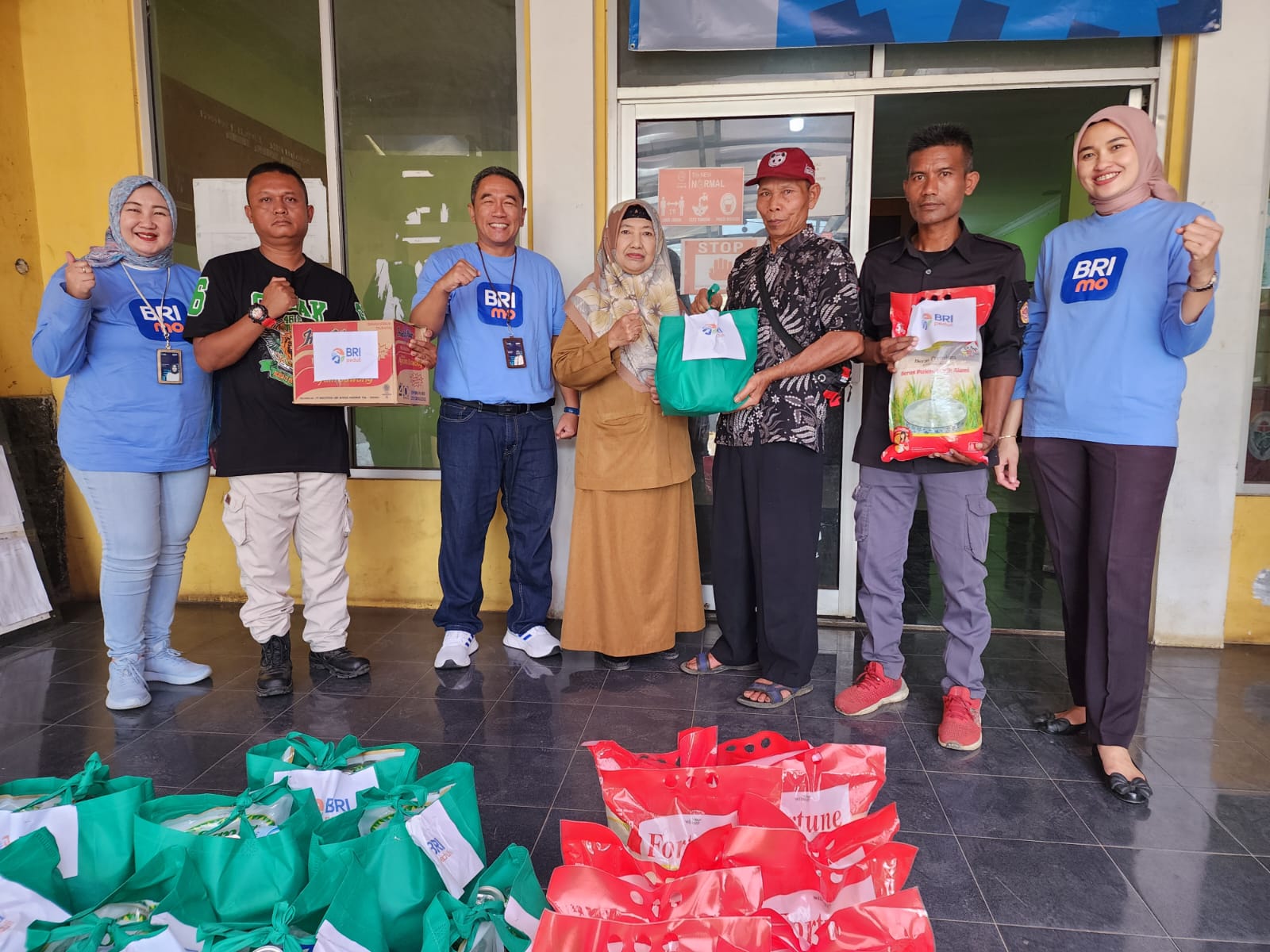 BRI Salurkan Bantuan Sembako Untuk Korban Bencana Puting Beliung di Sukabumi