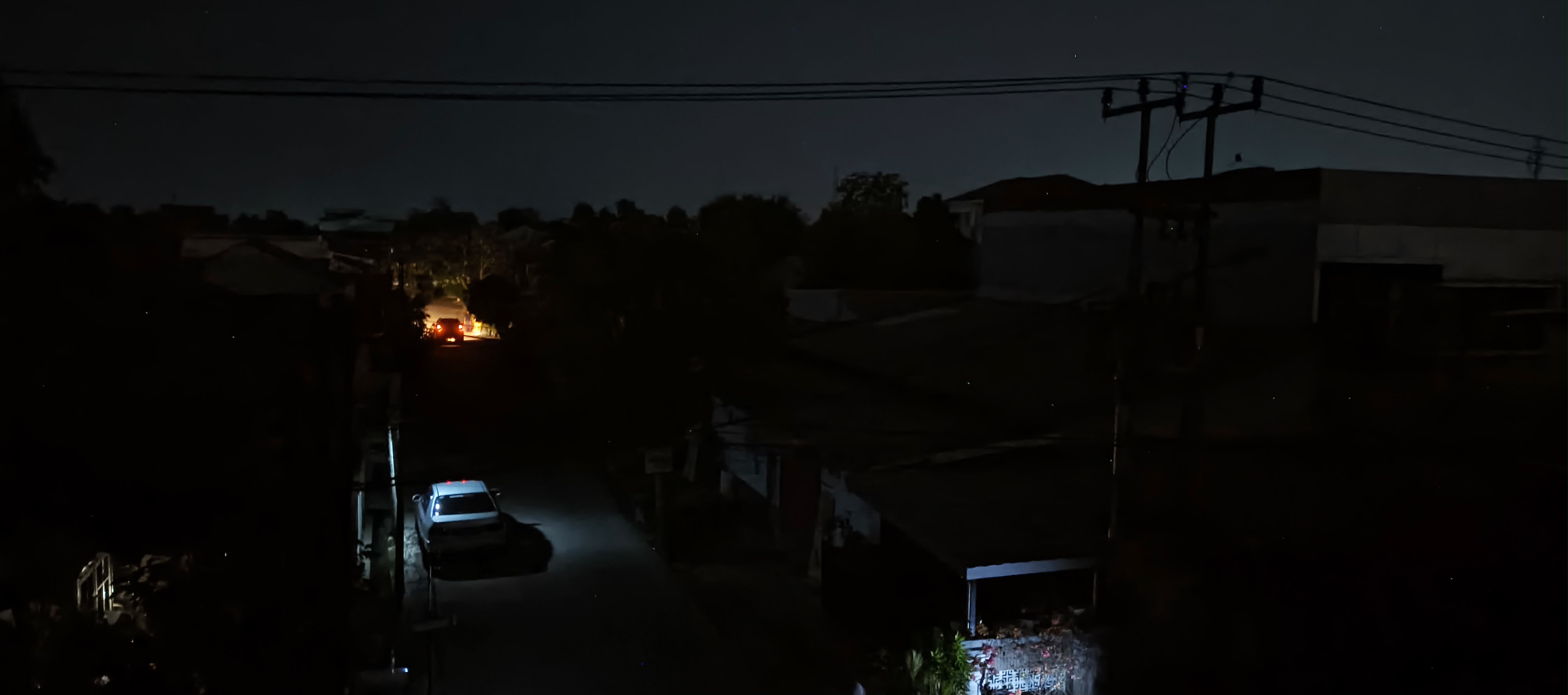 Pohon Tumbang Timpa Jaringan Listrik, Pemadaman Di Karangpawitan Karawang Terjadi Tanpa Rencana