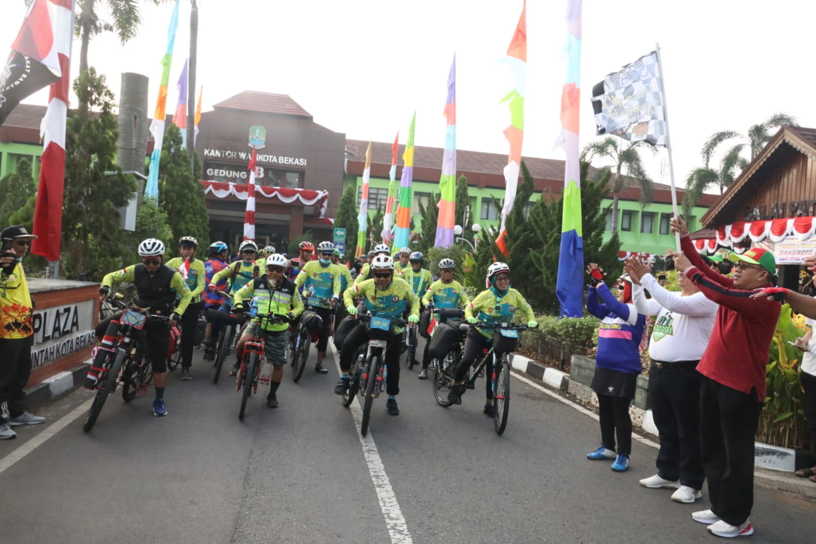 HUT RI Ke 78, Ratusan Pesepeda Kota Bekasi Touring ke Yogyakarta 