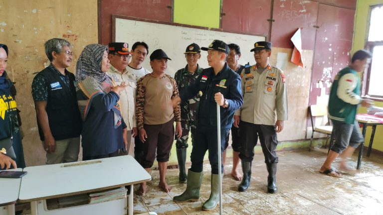 Kunjungi Dua Sekolah Terendam Banjir, Pj Bupati Bekasi Sebut Penanganan Banjir di Villa Kencana