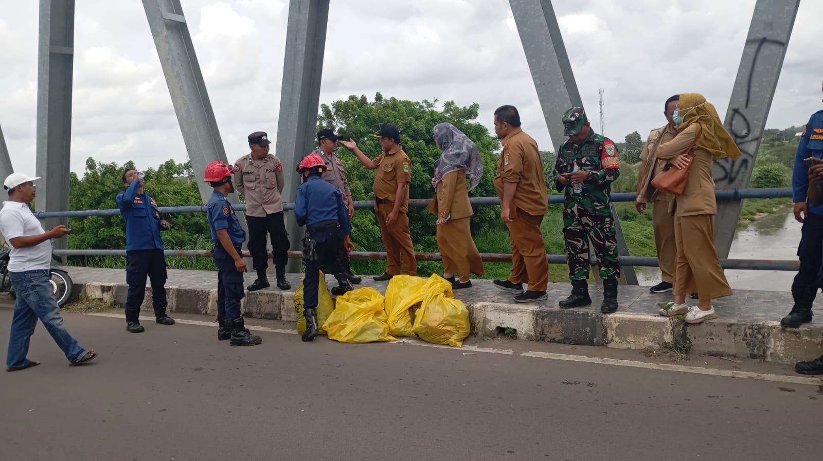 Limbah Medis Berbahaya Berserakan di Bawah Jembatan Pebayuran-Rengasdengklok