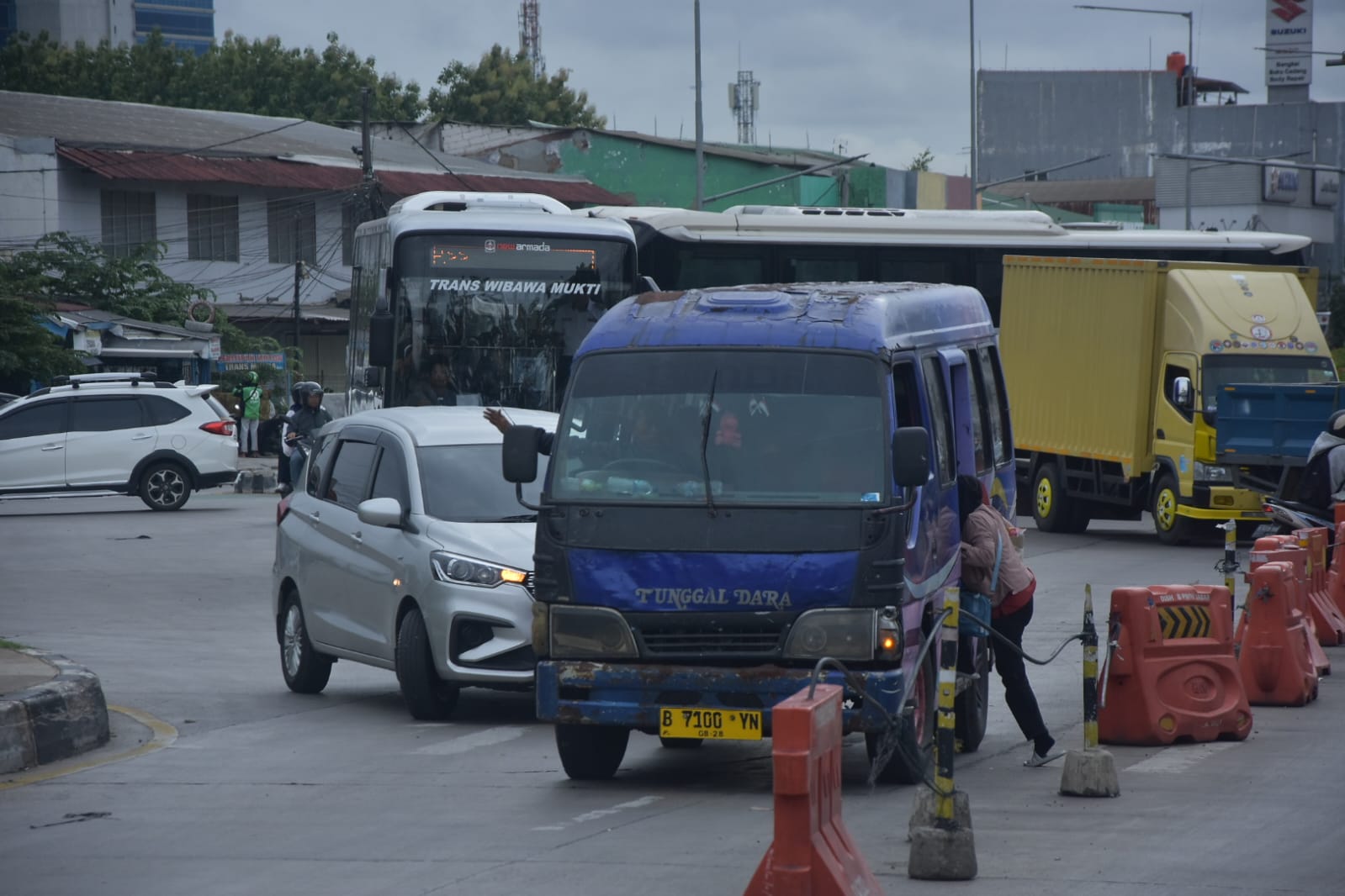 Beredar Dimedsos, Diduga Sopir Angkot Elf Menghadang Laju Biskita Trans Wibawa Mukti, Videonya Sampai Viral