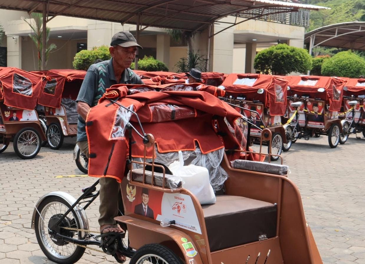 190 Pejuang Nafkah di Kabupaten Bekasi Dapat Becak Listrik dari Presiden Prabowo