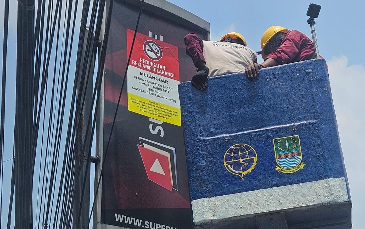 Stiker Merah Menghiasi Kawasan Cikarang, Ini Dia 61 Penunggak Pajak Reklame : Ada Djarum hingga Apotek K24