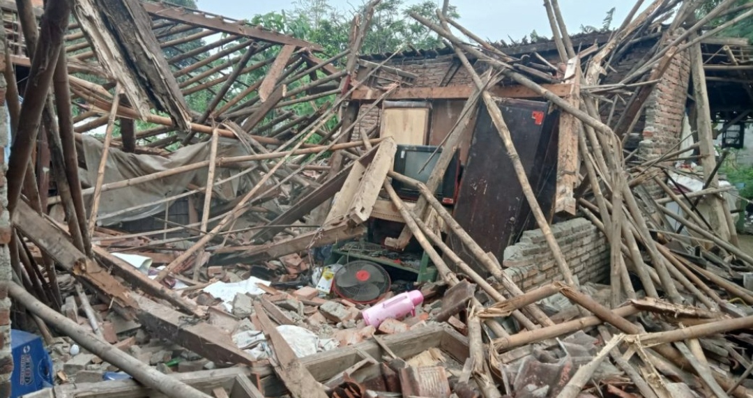 Hujan Angin, Rumah Warga Karawang Ambruk, 2 Penghuni Tertimpa Reruntuhan