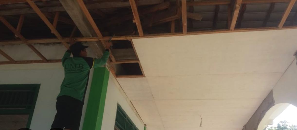 Revitalisasi Balai RW di Tambun Utara Masuk Tahap Pemasangan Plafon