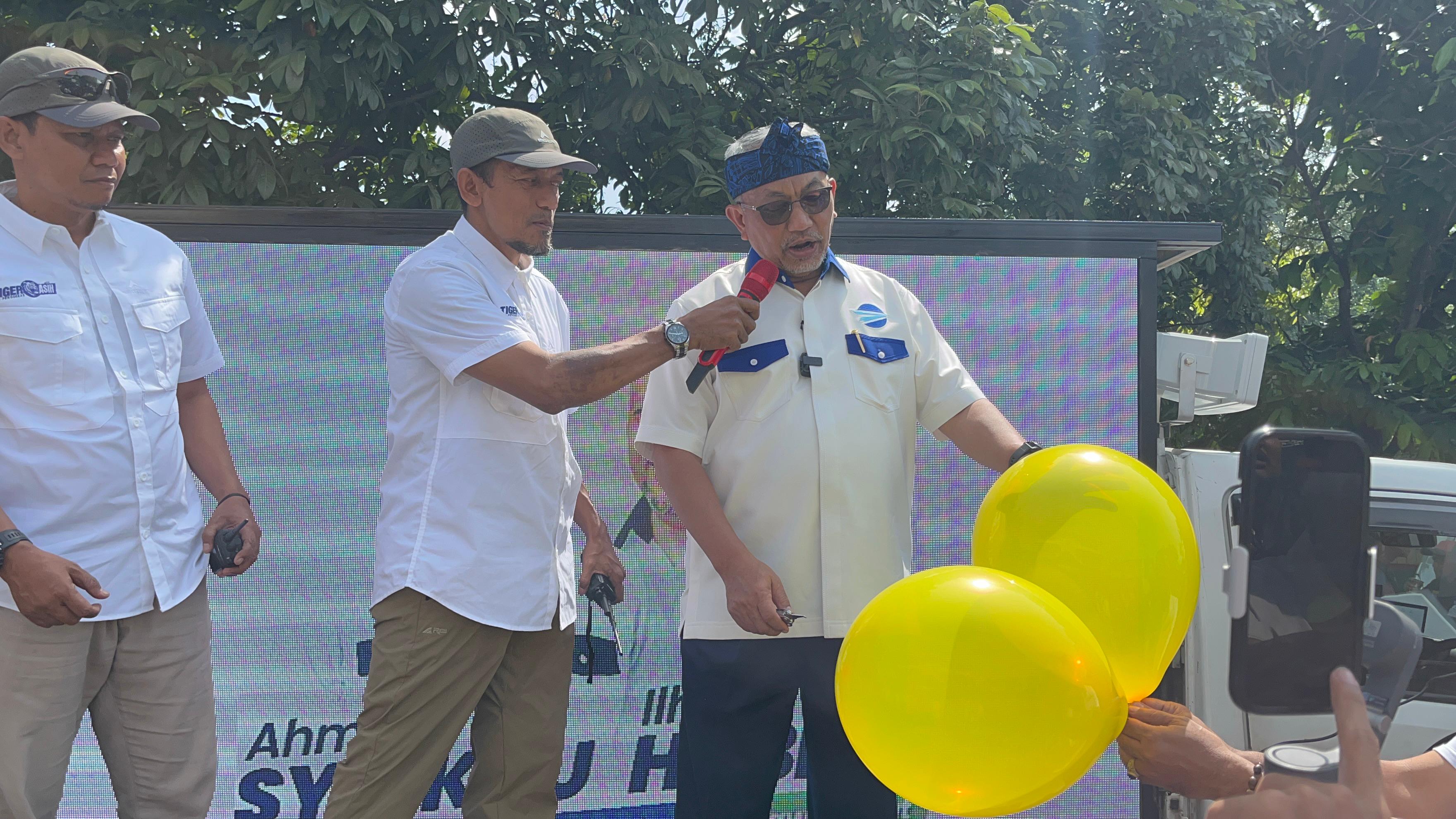 Pasangan ASIH Ajak Warga Bandung Nobar Film Habibie Ainun di Mobil Pab Koling