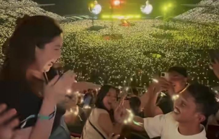 Romantis Banget! Melamar Kekasihnya saat Konser Coldplay, Aksi Pria Asal Deli Serdang Itu Viral Dimedsos