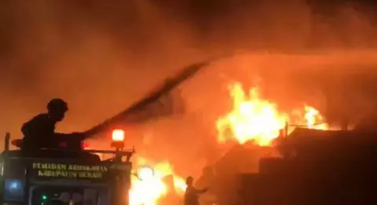 Kebakaran Hebat Hanguskan Gudang Palet Kayu di Cikarang Pusat