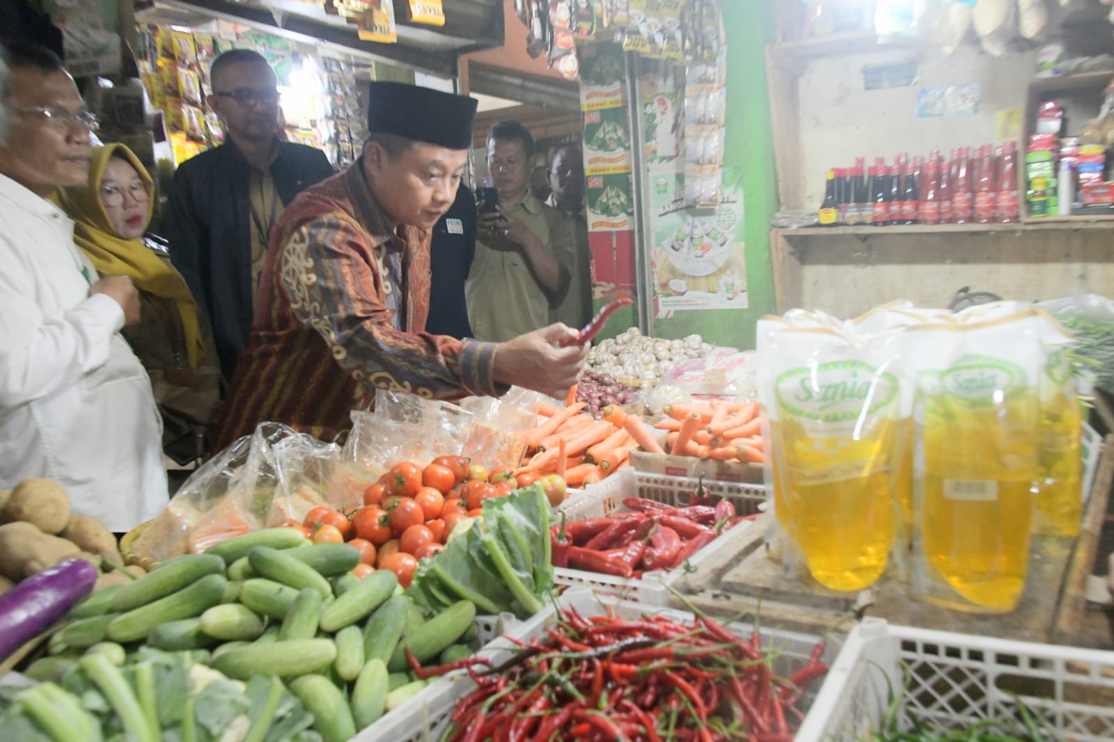 Jelang Ramadhan, Cek Harga Sembako di Pasar Limbangan, Wagub Sebut Data Beli Menurun   