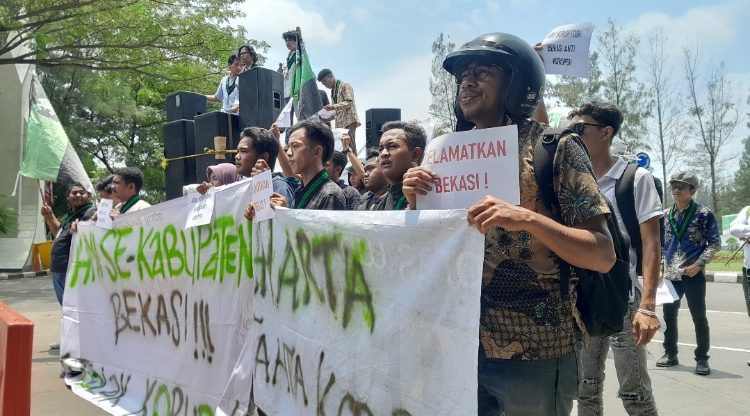 Dianggap Darurat Korupsi, HMI Demo DPRD Kabupaten Bekasi 