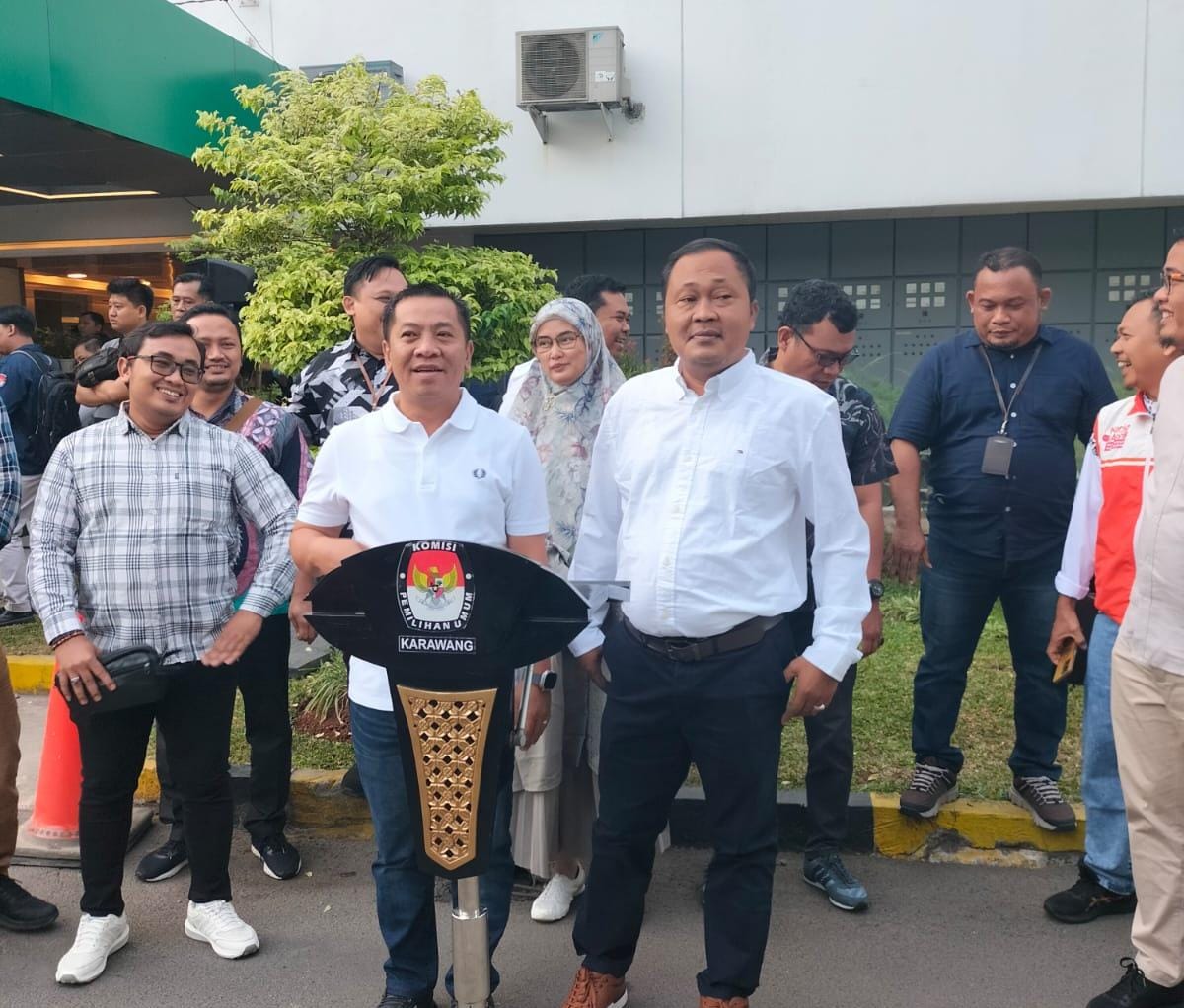 Nampak Ceria, Aep-Maslani Jalani Pemeriksaan Kesehatan Kompak Berpakaian Putih