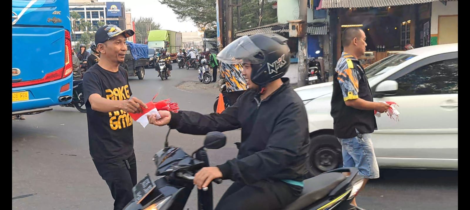 Sambut Kemerdekaan RI, LSM GMBI Bagikan Bendera Merah Putih 