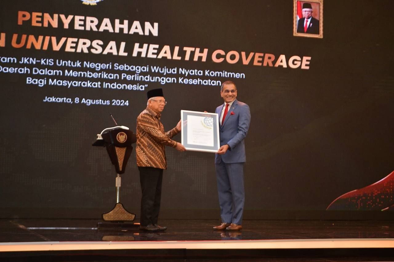 Wapres Ma'ruf Amin Serahkan Penghargaan UHC kepada Ratusan Kepala Daerah di Indonesia