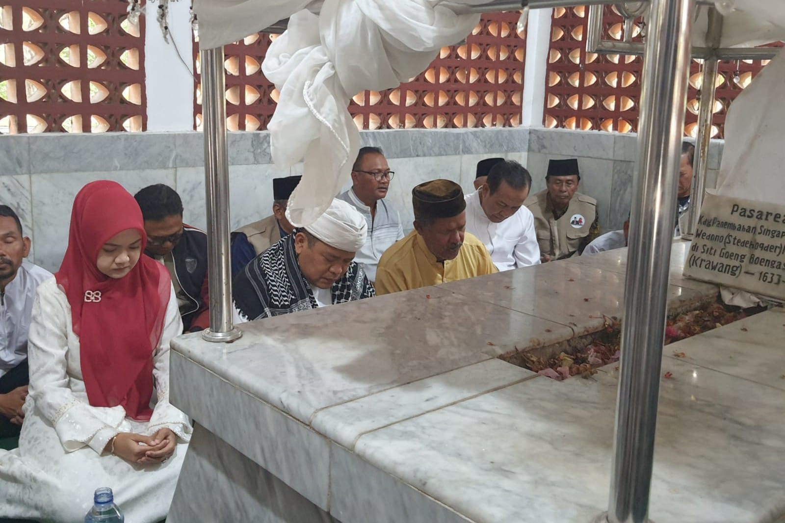 Minta Restu untuk Maju di Pilkada 2024, Acep-Gina Laksanakan Ziarah ke Makam Adipati Singaperbangsa