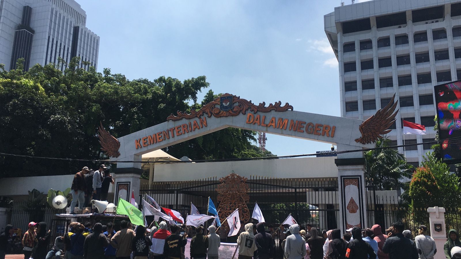Tolak Gani Pj Wali Kota Bekasi, Ratusan Massa Geruduk Gedung Kemendagri Membawa 7 Tuntutan Ini